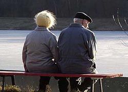 Пожилые люди, ухаживающие за супругами, живут дольше