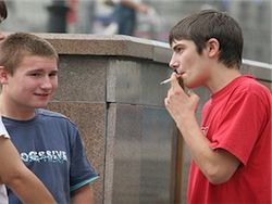 Курильщики получат конфеты вместо сигарет